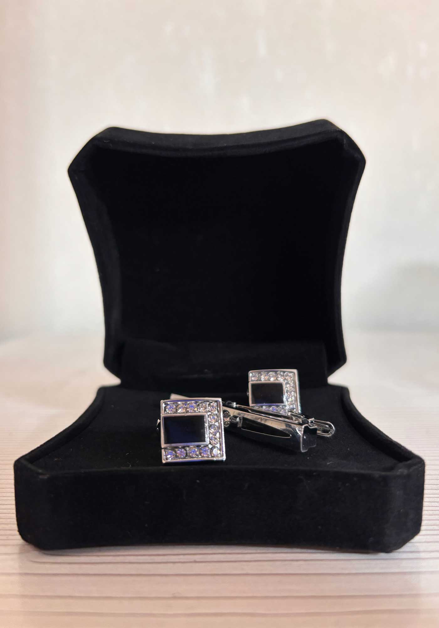 ست دکمه سردست و گیره کد D01