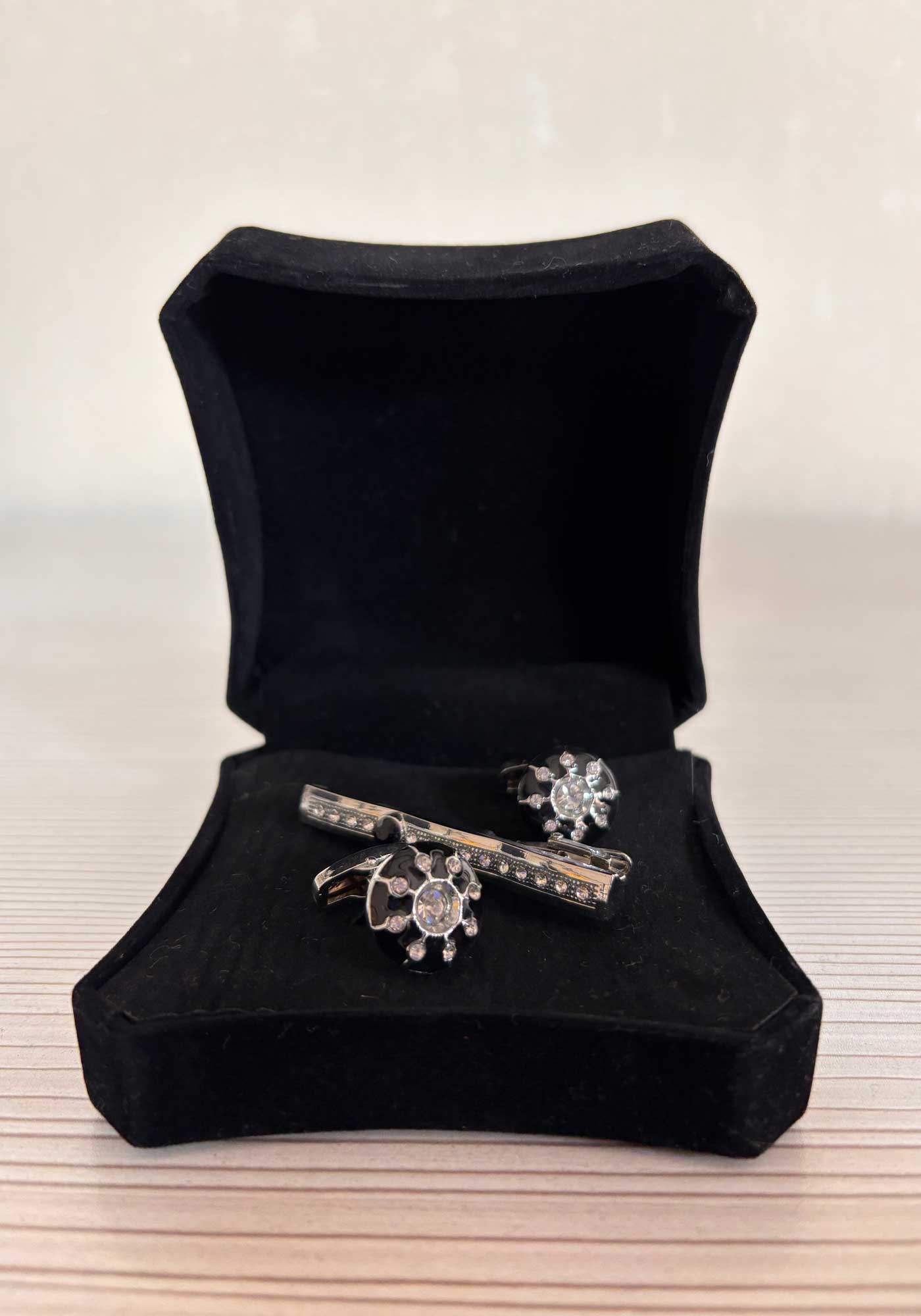 ست دکمه سردست و گیره کد D14