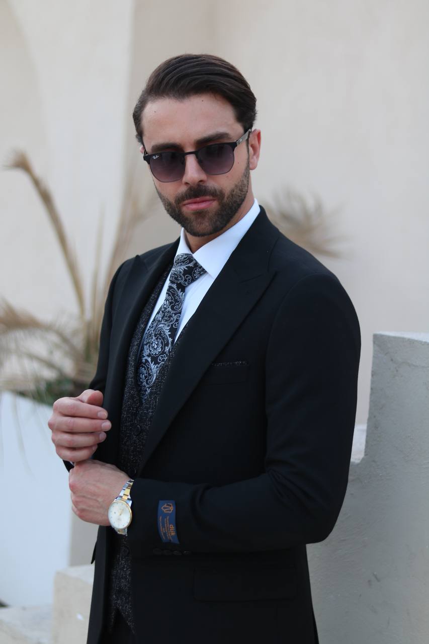 کت‌وشلوار مشکی مردانه در استایل اداری