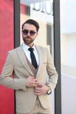 کت‌وشلوار کرم روشن مردانه در استایل اداری