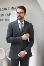 کت‌وشلوار طوسی تیره مردانه در استایل اداری