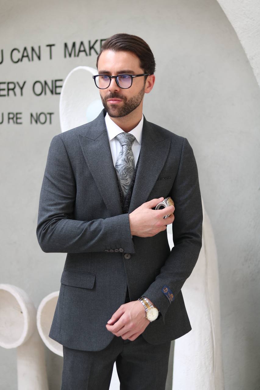 کت‌وشلوار طوسی تیره مردانه در استایل اداری