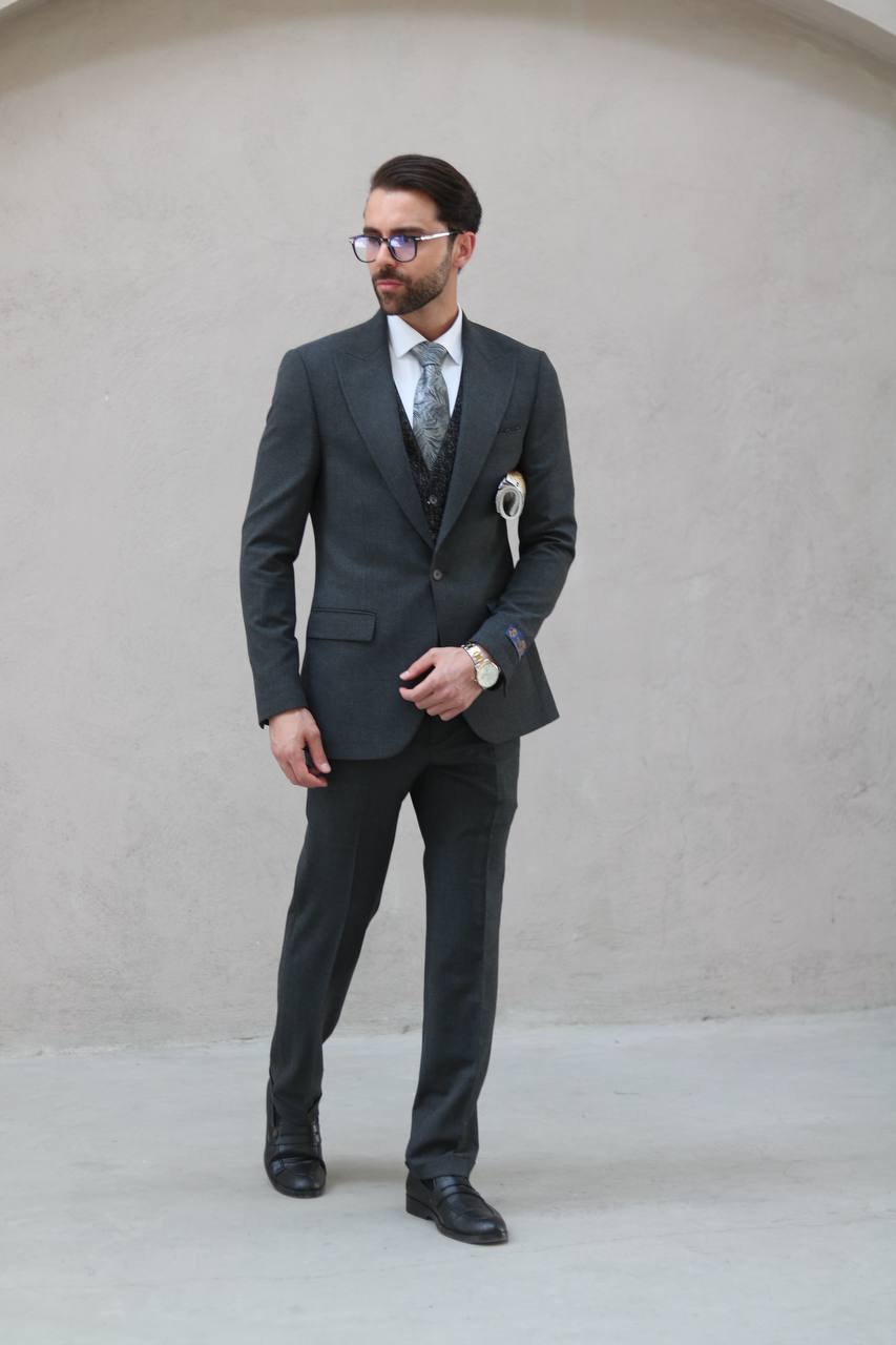 کت‌وشلوار طوسی تیره مردانه در استایل اداری