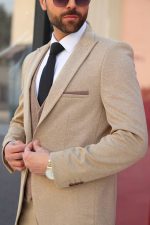 کت‌وشلوار کرم روشن مردانه در استایل اداری