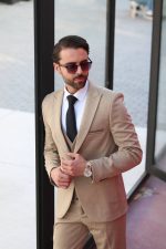 کت‌وشلوار کرم روشن مردانه در استایل اداری