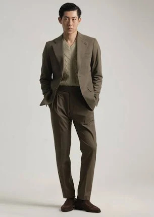 کت و شلوار مشکی با کراوات رسمی